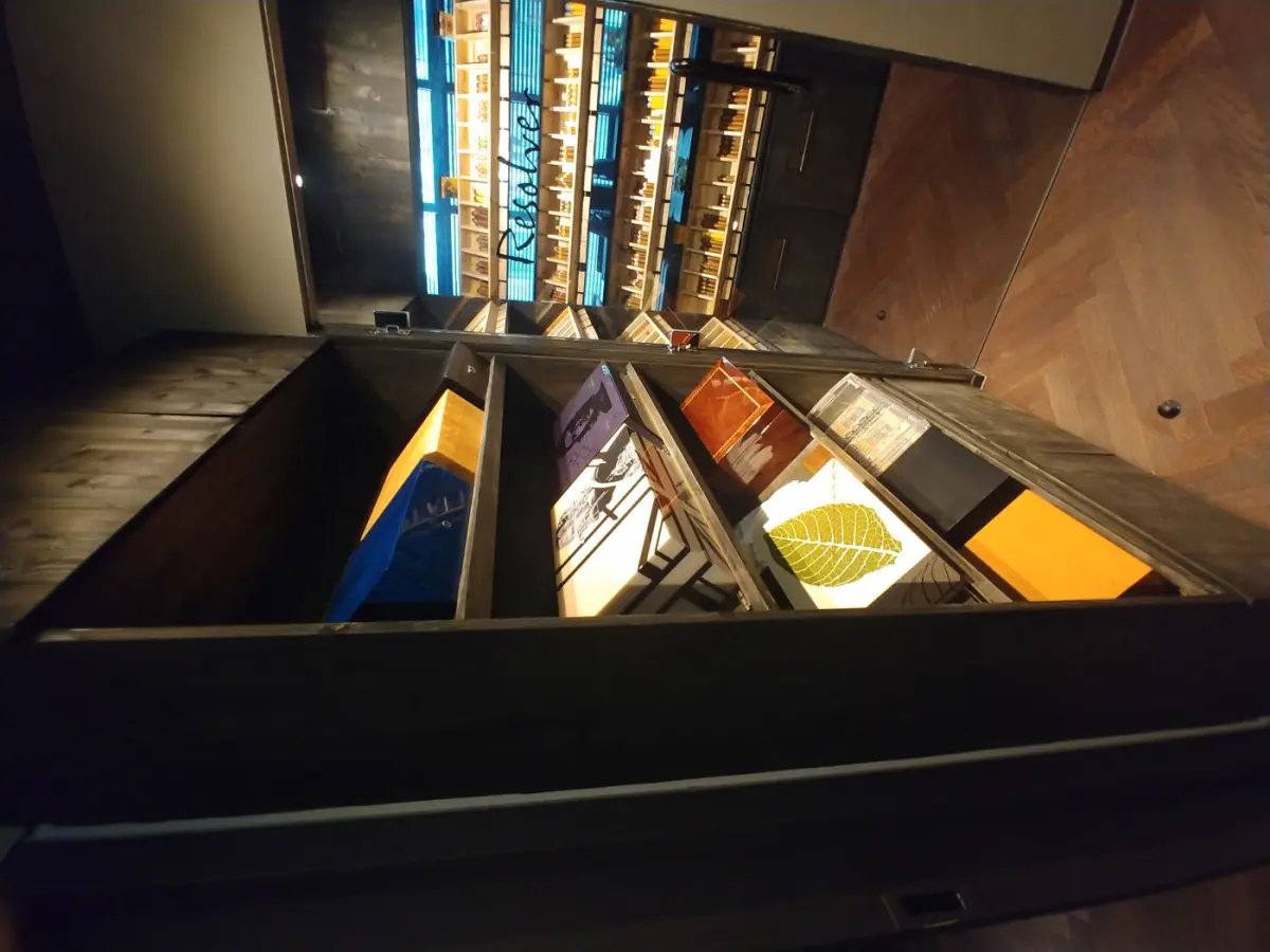 원목 휴미더가 돋보이는 프리미엄 시가 매장